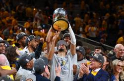 开云APP-西方选手击败对手，领先进入总决赛