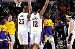 开云平台-湖人球星独揽三双，领队逆袭战胜对手