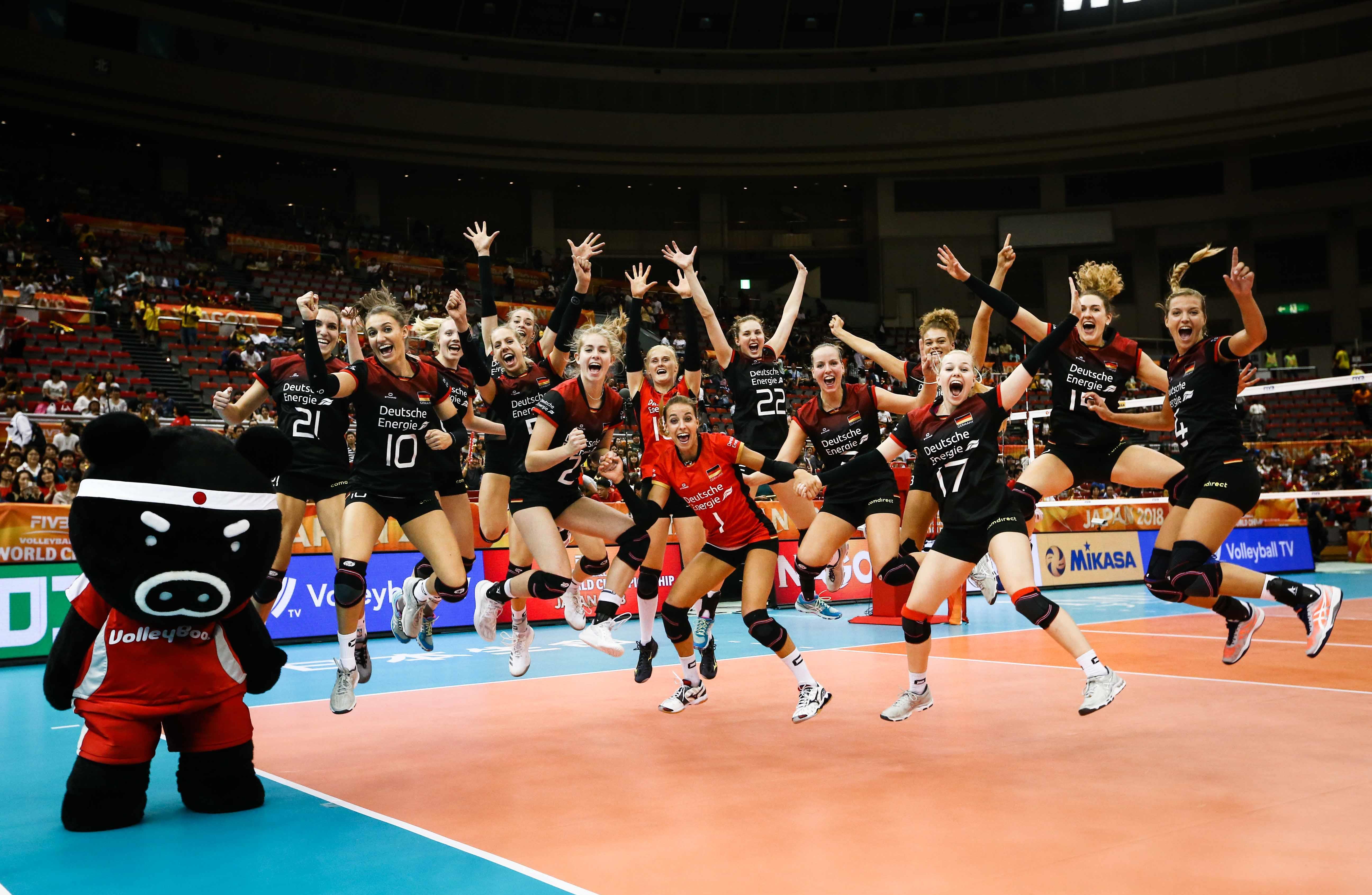 全球篮球爱好者为球队取得连胜欢呼雀跃 全球篮球爱好者为球队取得连胜欢呼雀跃