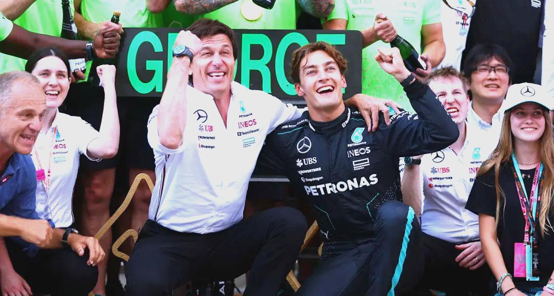 红牛车队轻取威廉姆斯，拉塞尔统治全场